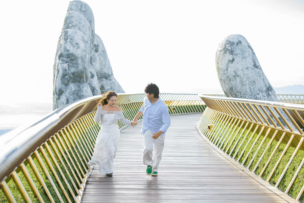 Khi check-in Cầu V&agrave;ng, bạn n&ecirc;n chọn g&oacute;c bắt trọn b&agrave;n tay khổng lồ bằng đ&aacute; (Nguồn: Sun World Ba Na Hills)